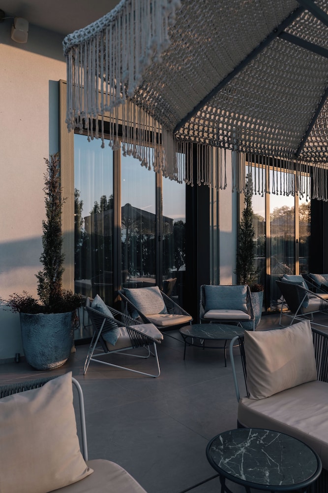 Mazarine Hotel and Restaurant 40/59