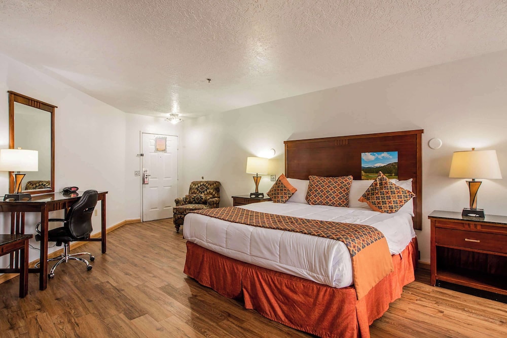 SUITE, KING AND QUEEN BED, ACCESSIBLE