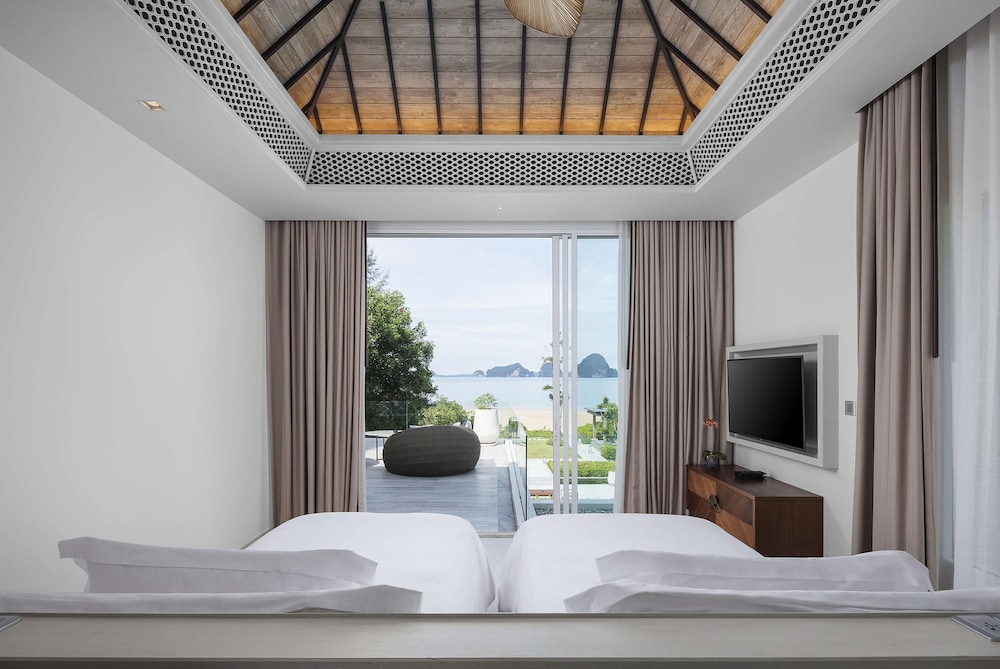 2 Bedrooms, Pool, Villa, King and Twin Beds, Beach Front, Sofa