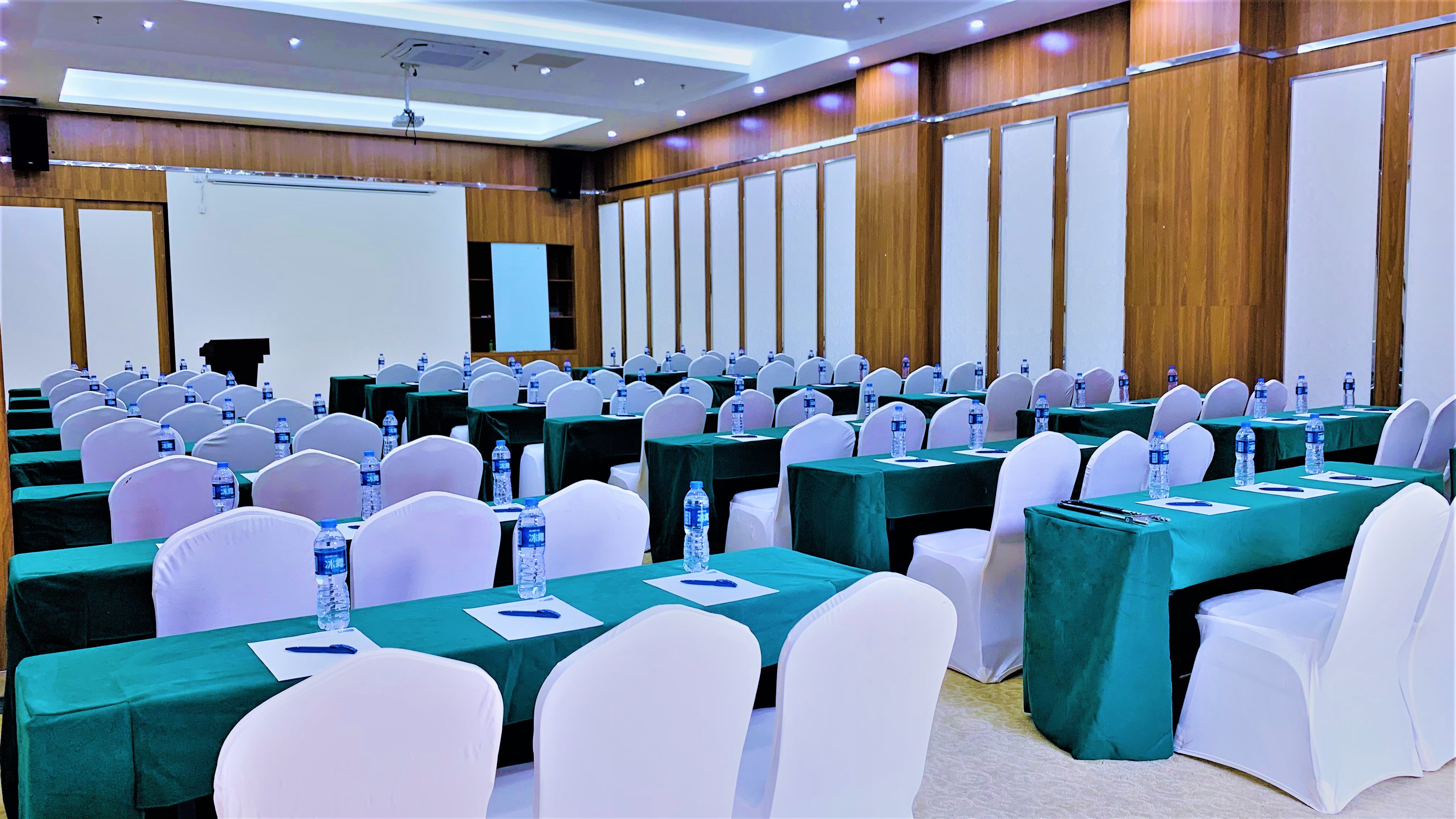 HOLIDAY INN EXPRESS HAIKOU WEST COAST 33/50