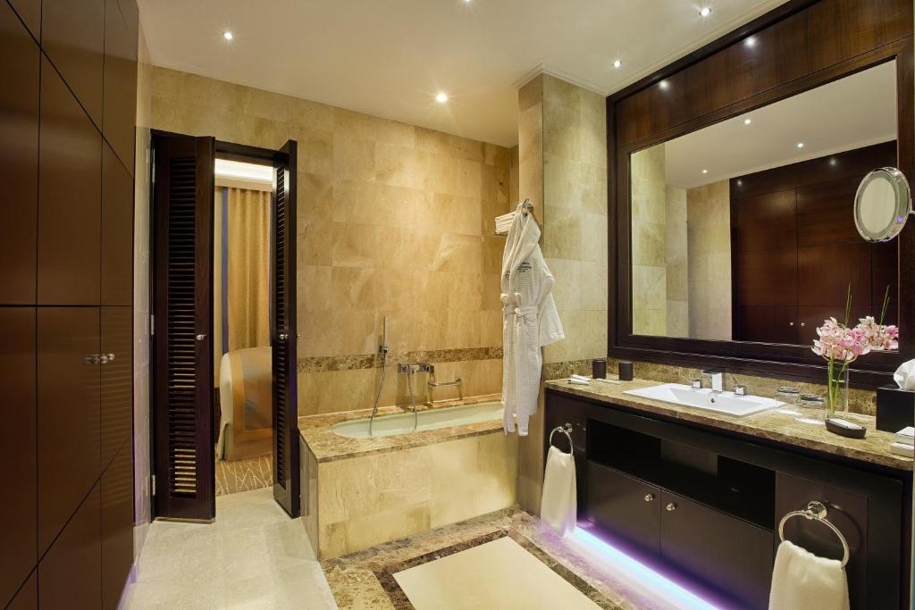 Pool, Deluxe, Queen Bed