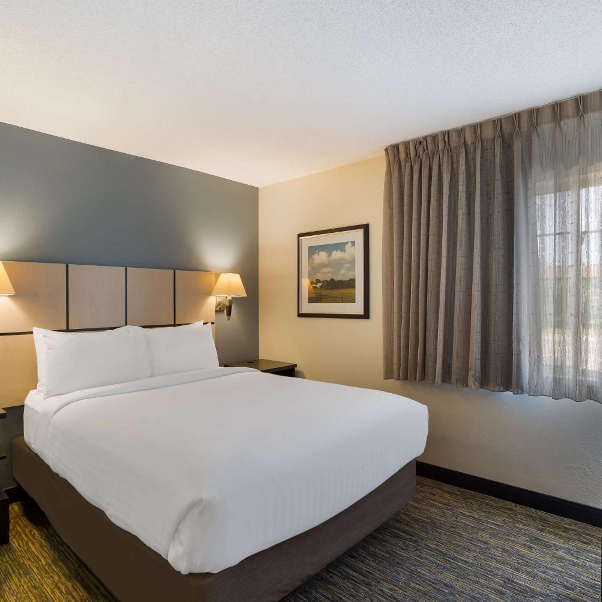 1 BEDROOM, SUITE, QUEEN BED, BATHTUB, ACCESSIBLE