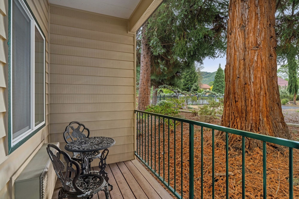 Redwood Hyperion Suites 42/65