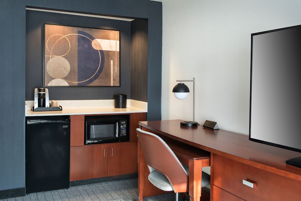 Courtyard by Marriott Silver Spring North/White Oak 34/38