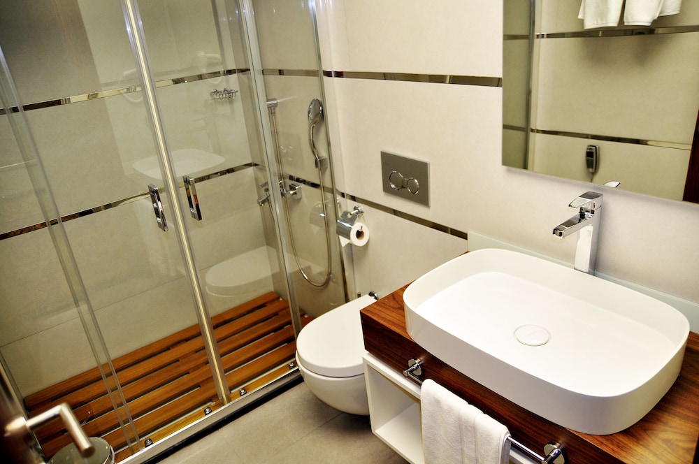 Avin Hotel 20/20