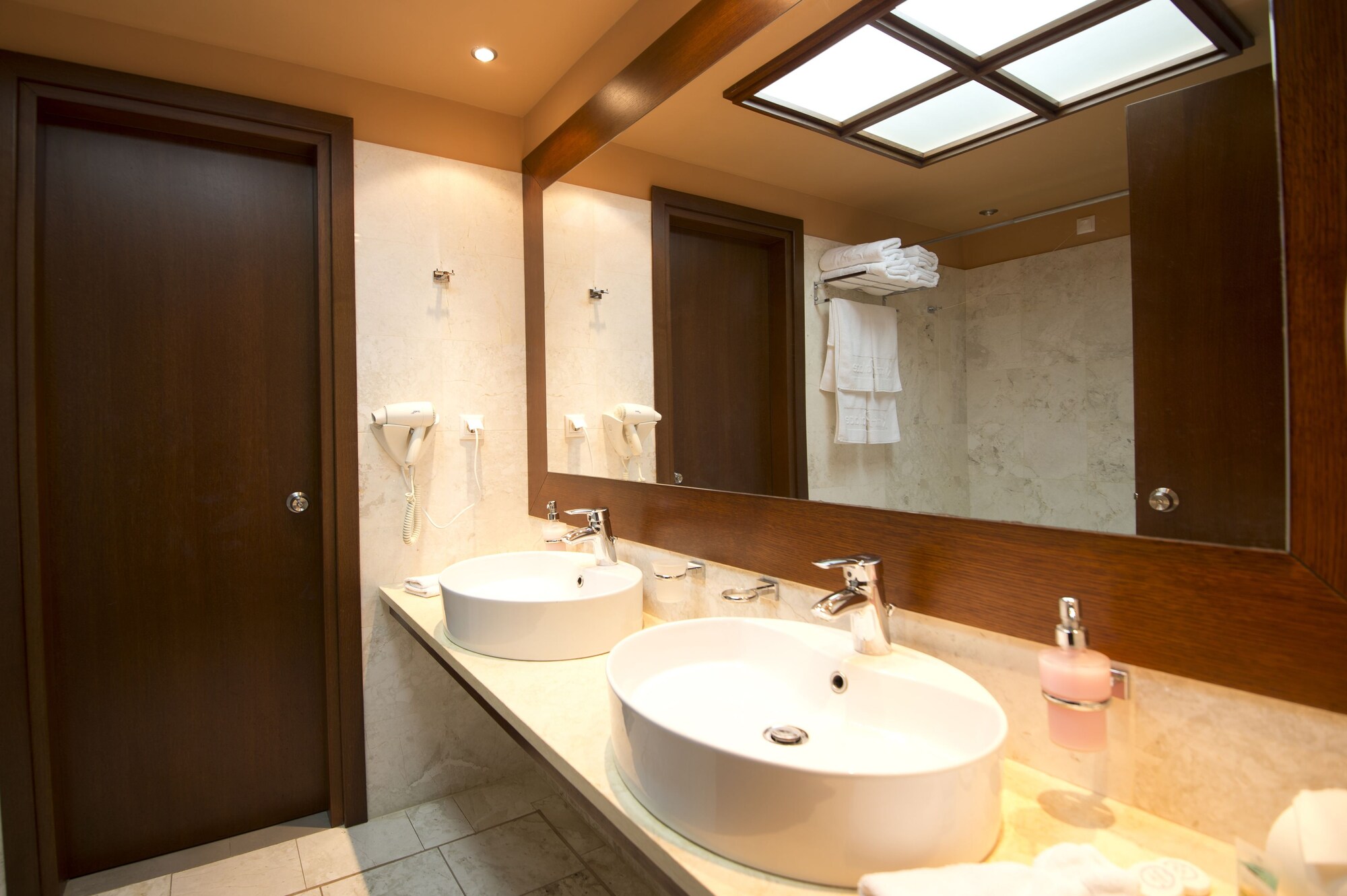 جناح بسرير مزدوج وسريرين منفصلين، Kymi Palace 2/2