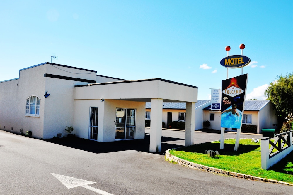 Ann’s Volcanic Motel 3/50