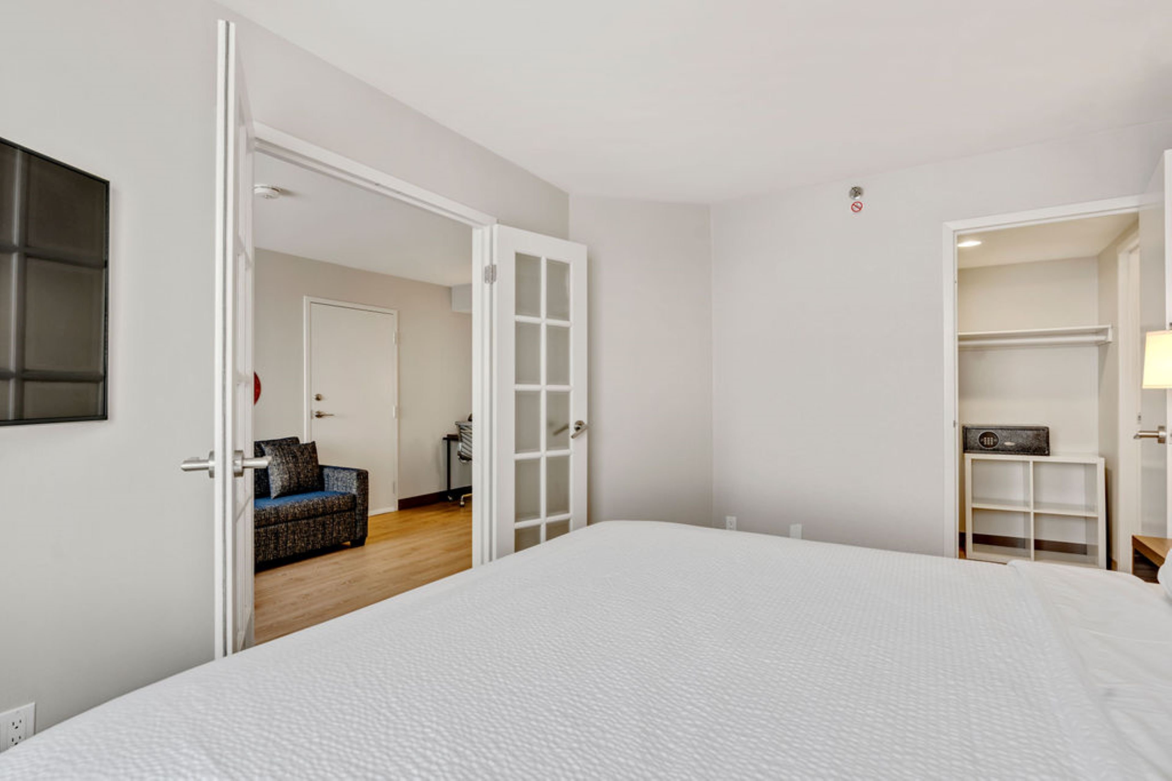 Suite, King Bed, Sofa, Corner