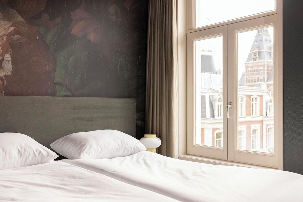 Comfort, Queen Bed, City View