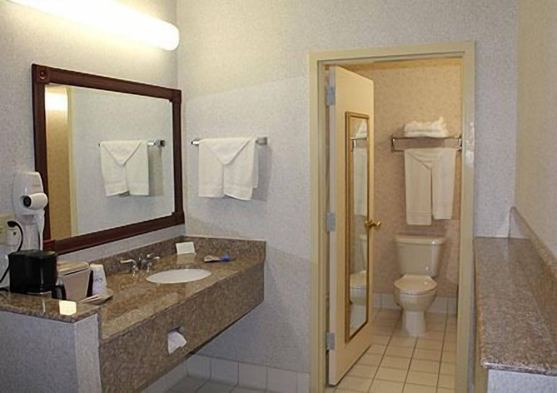 غرفة قياسية بسريرين مزدوجين، Raritan Hotel 2/2