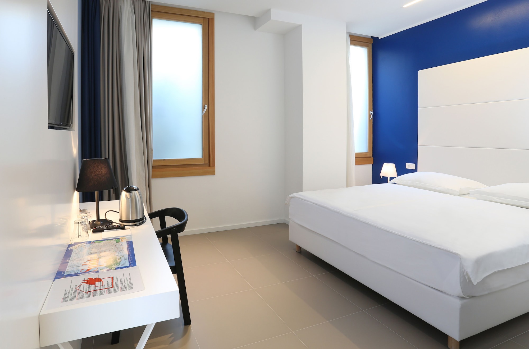 ROOM, DOUBLE BED