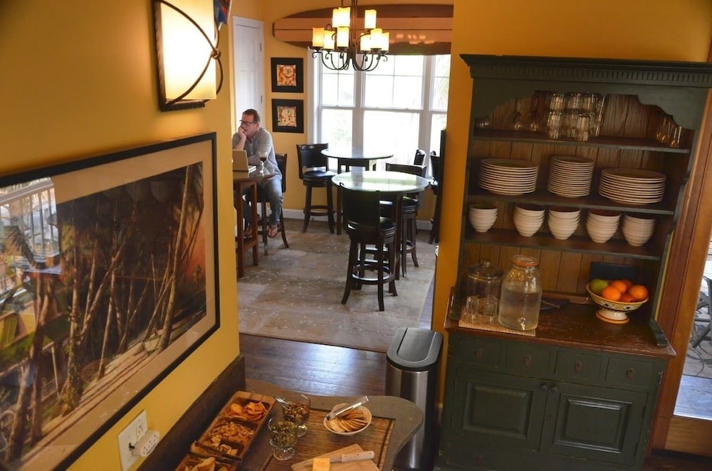 Water S Edge Inn 22/23