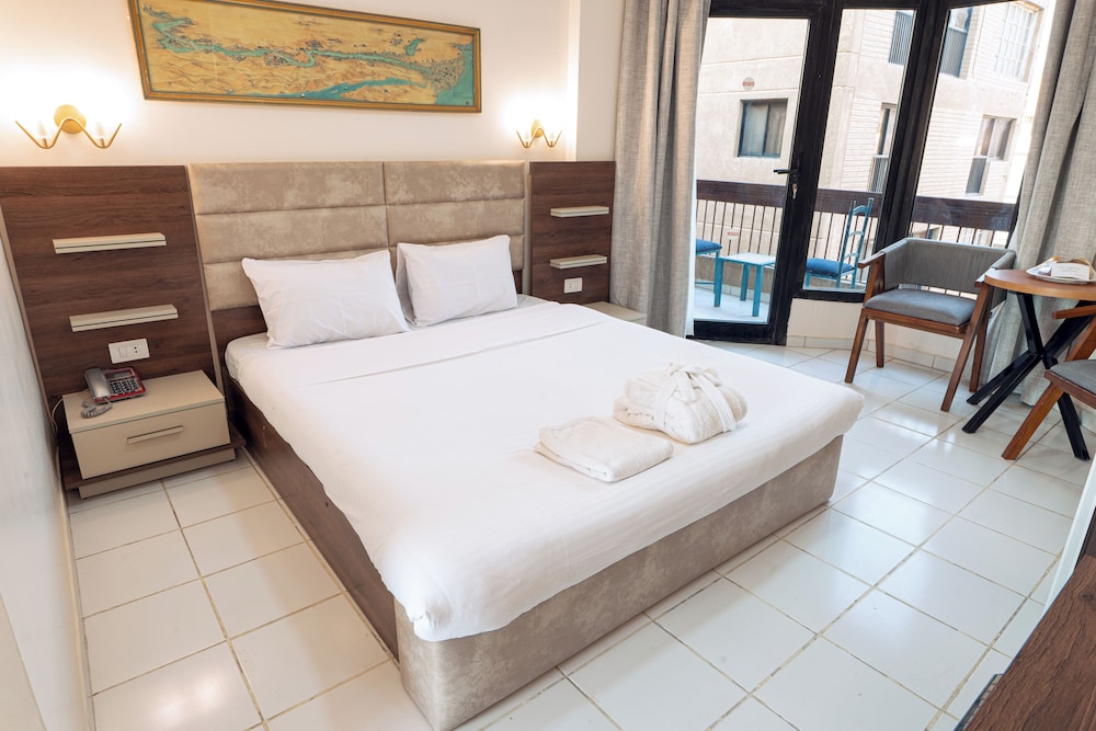 Room, Single, Queen Bed, Pool View