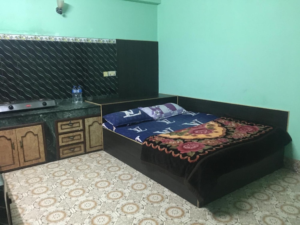 Sara's Backpackers Hotel 12/74