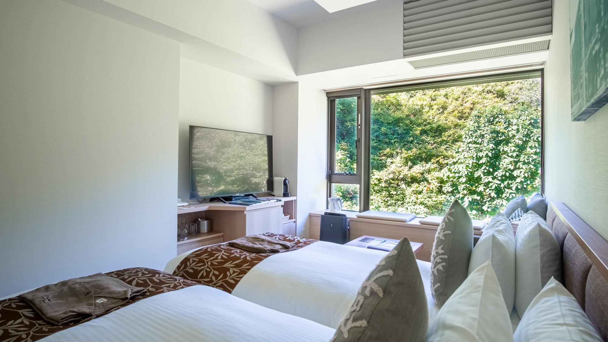 Hollywood, Twin Beds, No View