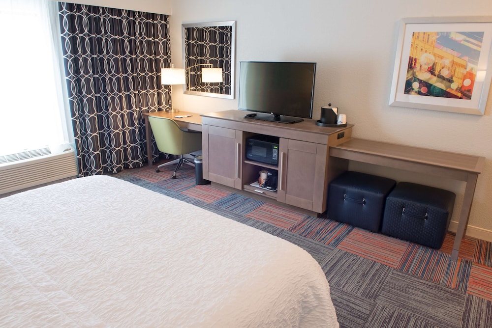 Hampton Inn & Suites Bay City, MI 14/51