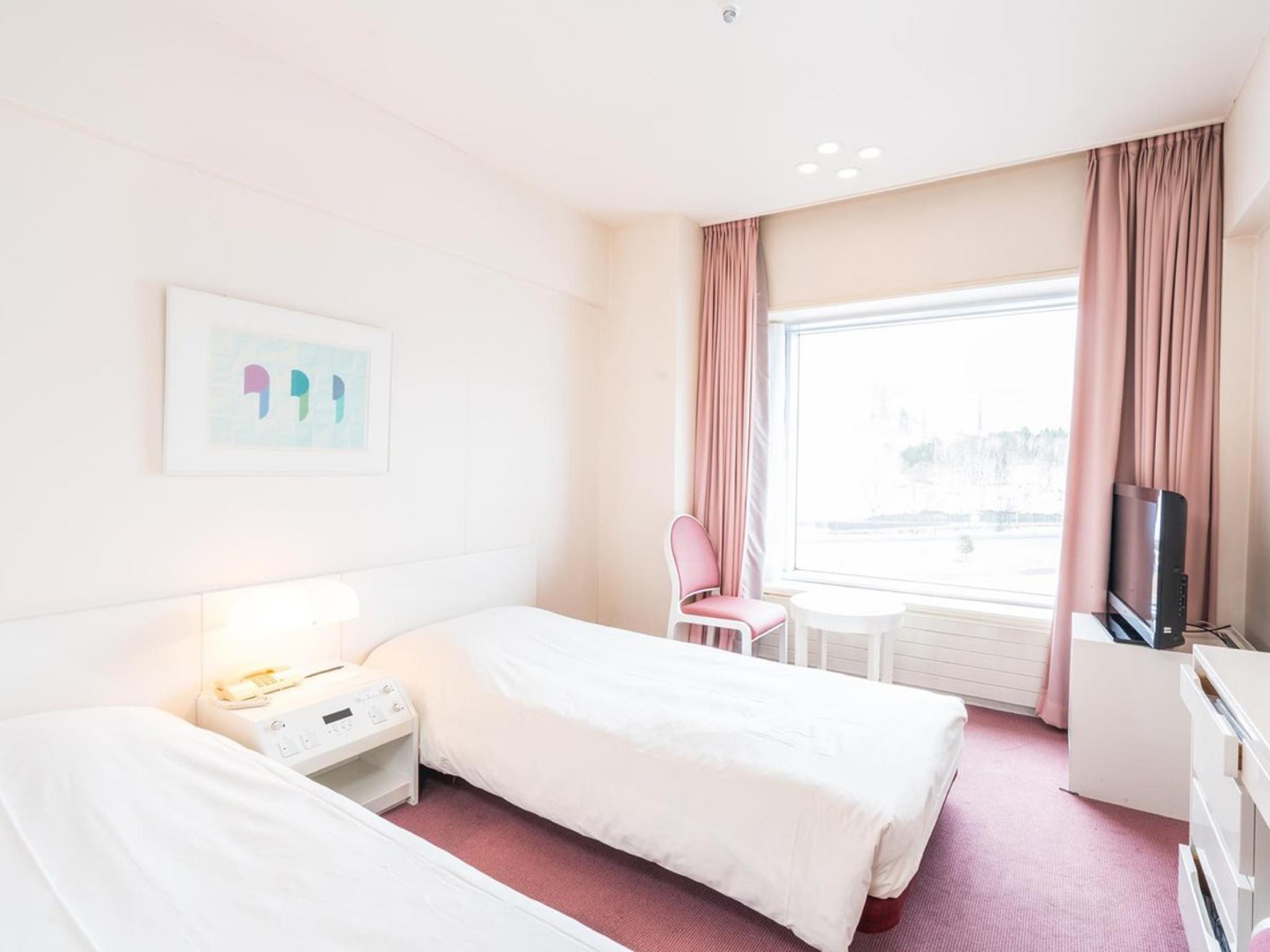Twin Beds, Building 6