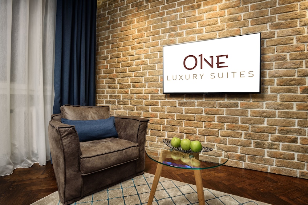 One Luxury Suites 36/72
