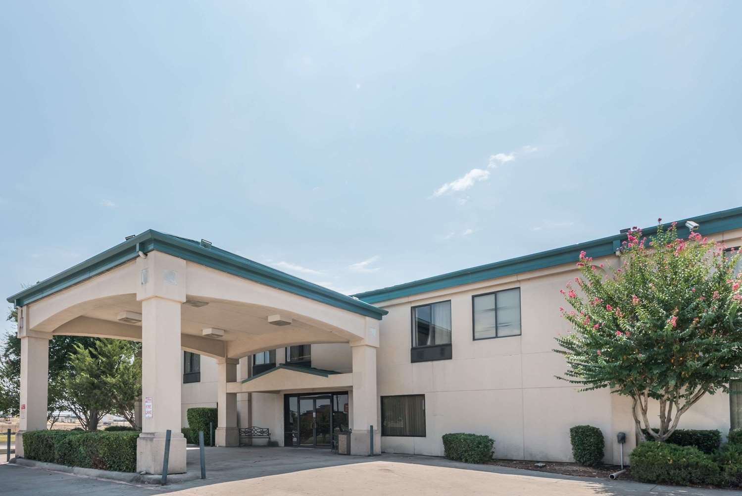 Super 8 by Wyndham Fort Worth Downtown South 1/6