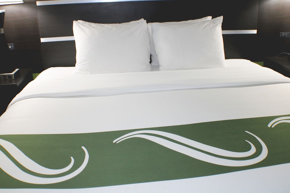 Quality Inn & Suites Bedford West IN 18/40