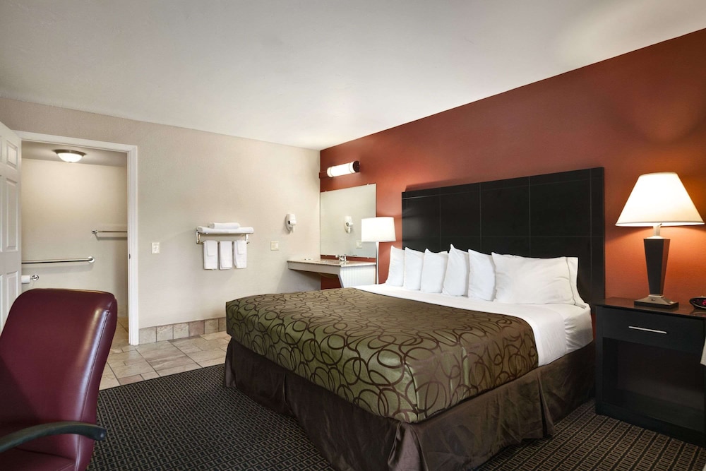 Travelodge by Wyndham Traverse City MI 14/27