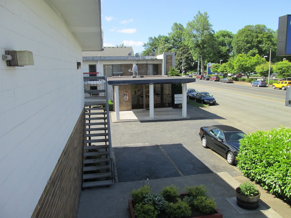 Travelers Inn by OYO Longview Kelso detail