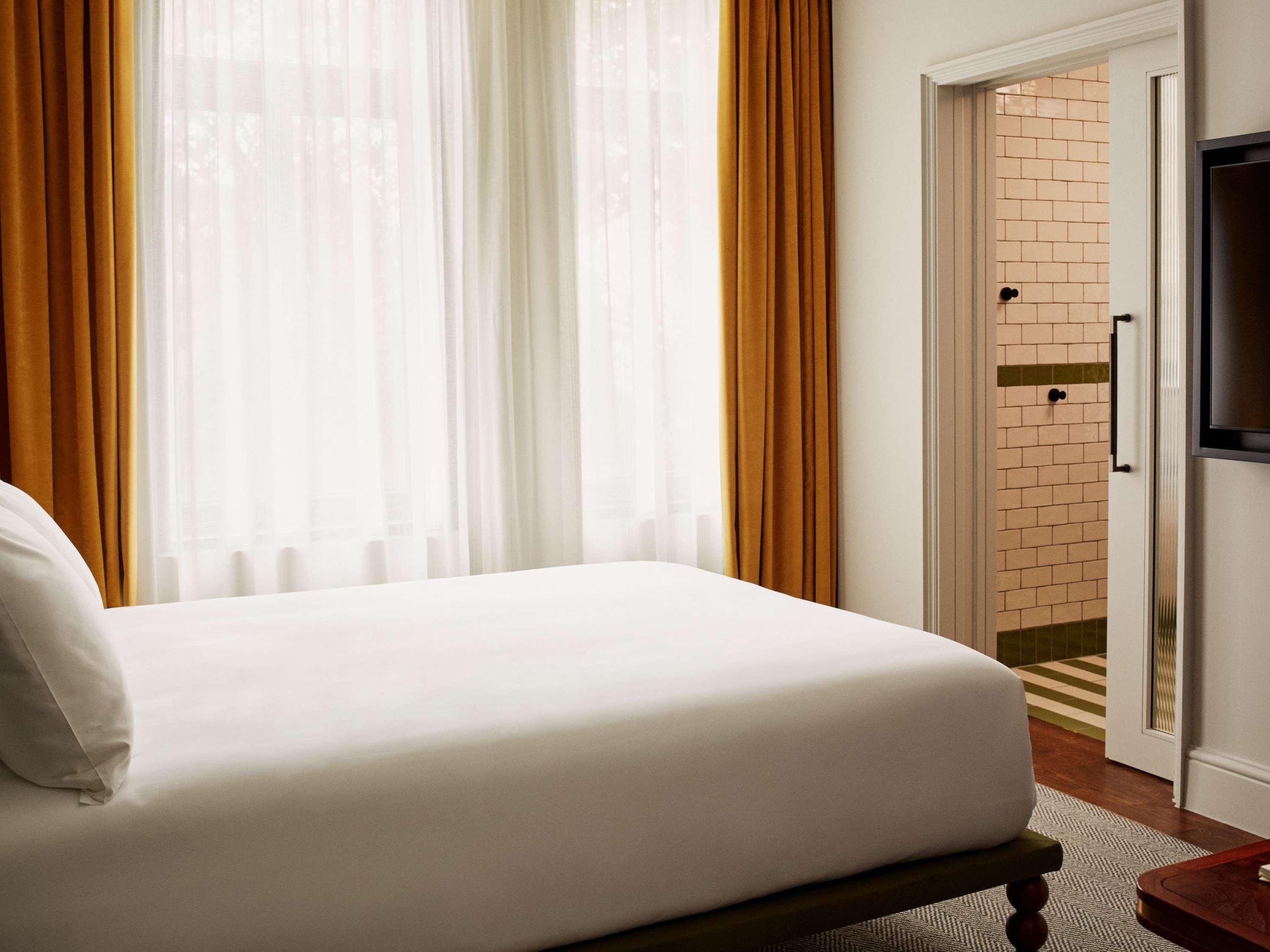 Vip, Queen Bed, Accessible