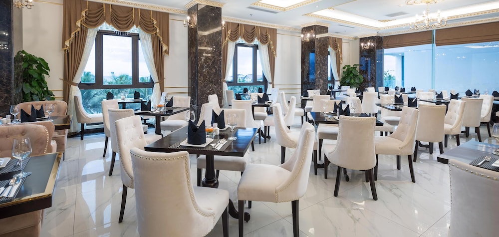 Monarque Hotel 35/50