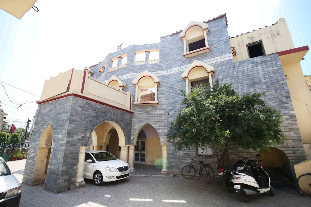 Oyo 4256 Hotel Rajmahal 16/16