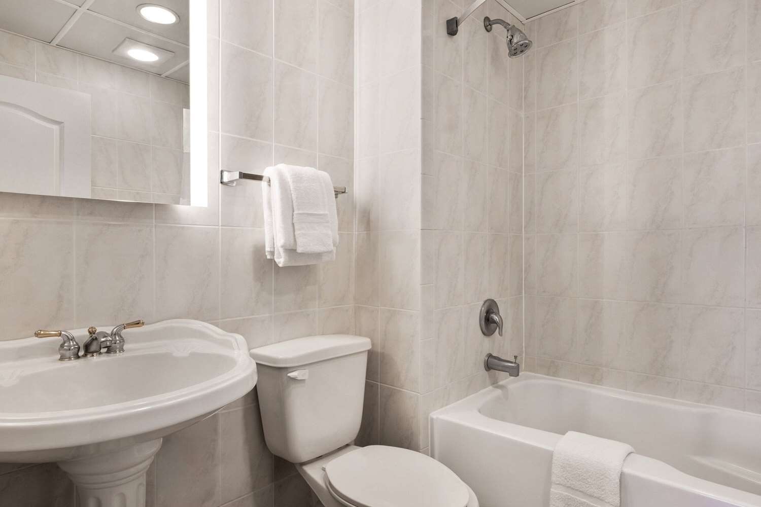 Days Inn by Wyndham Ocean City Oceanfront 50/64