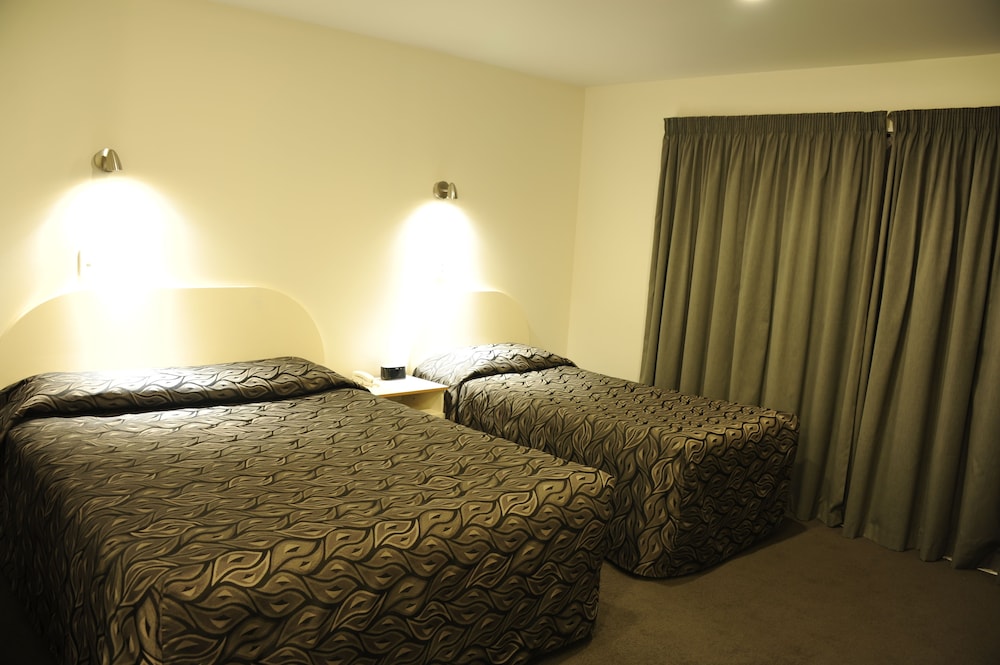 STUDIO, TWIN BEDS