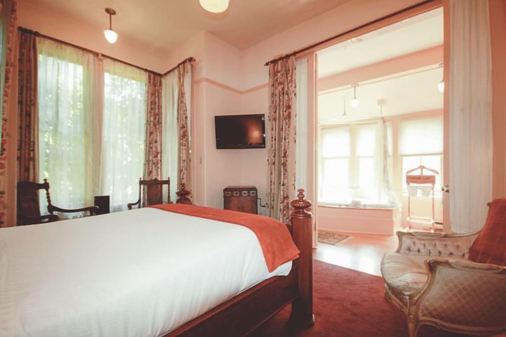 Spinnakers Brew Pub Guest Houses 24/58