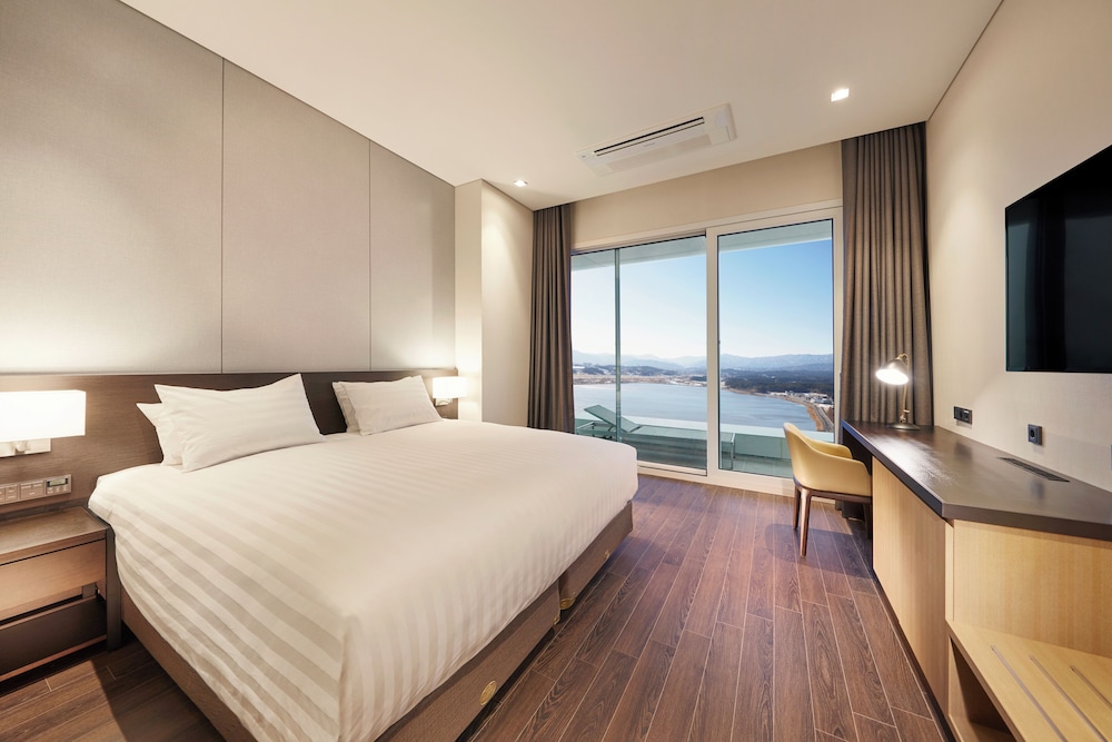 EXECUTIVE, DOUBLE BED, OCEAN VIEW