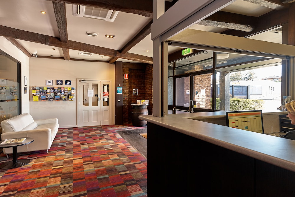 Olde Tudor Hotel 2/41