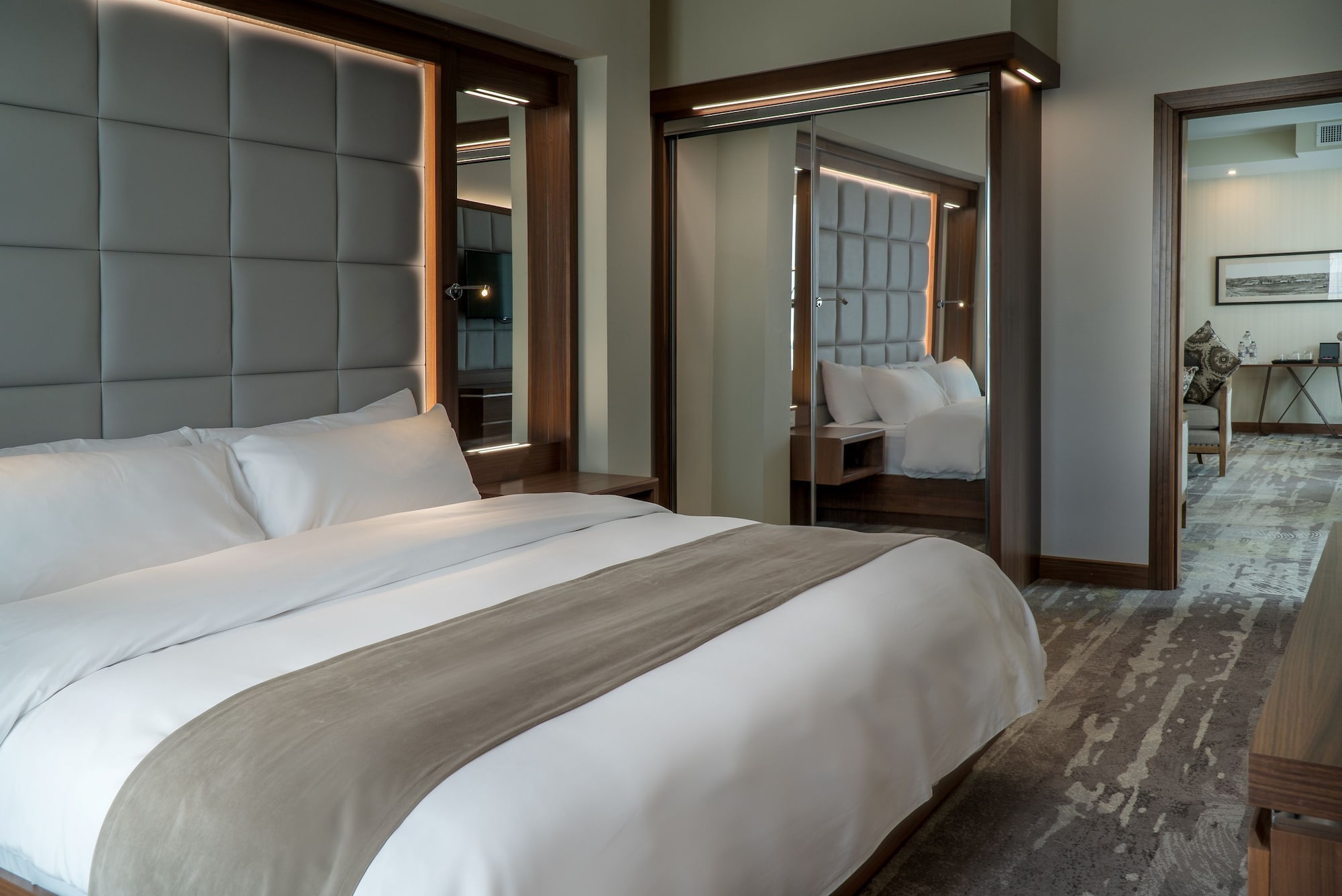 EXECUTIVE, SUITE