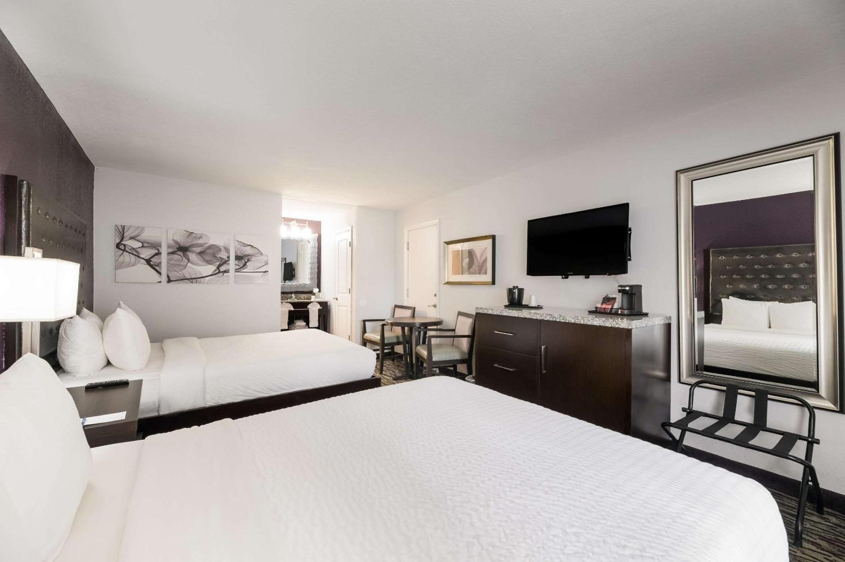 Room, 2 Queen Beds, Pool Side