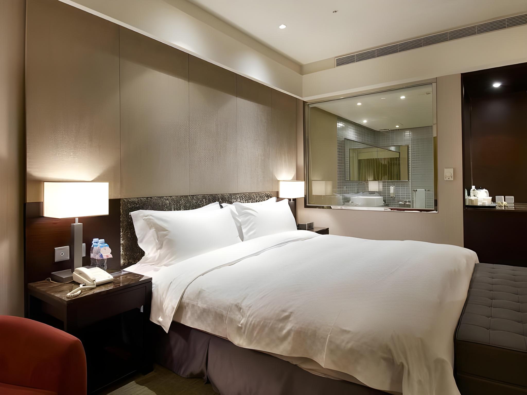 Majesty, Suite, King Bed, No Window