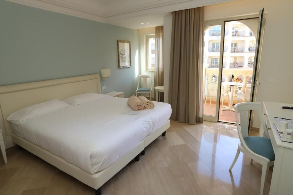 Superior, Single, Queen Bed, Balcony