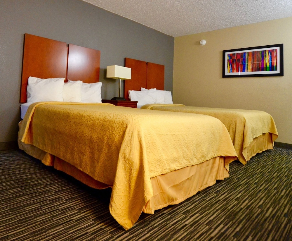 Quality Inn & Suites Livonia - Detroit 19/38