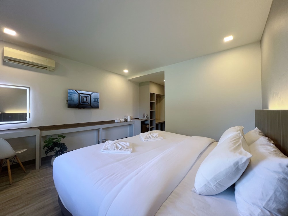 DELUXE, KING BED