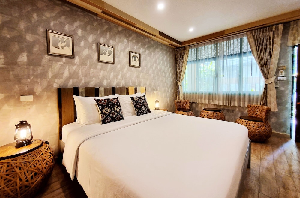 DELUXE, DOUBLE BED