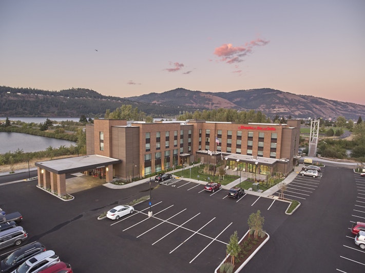 Hampton Inn and Suites Hood River 53/55
