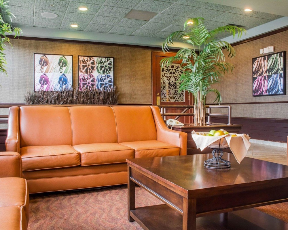 Clarion Hotel & Suites Riverfront Oswego 24/35