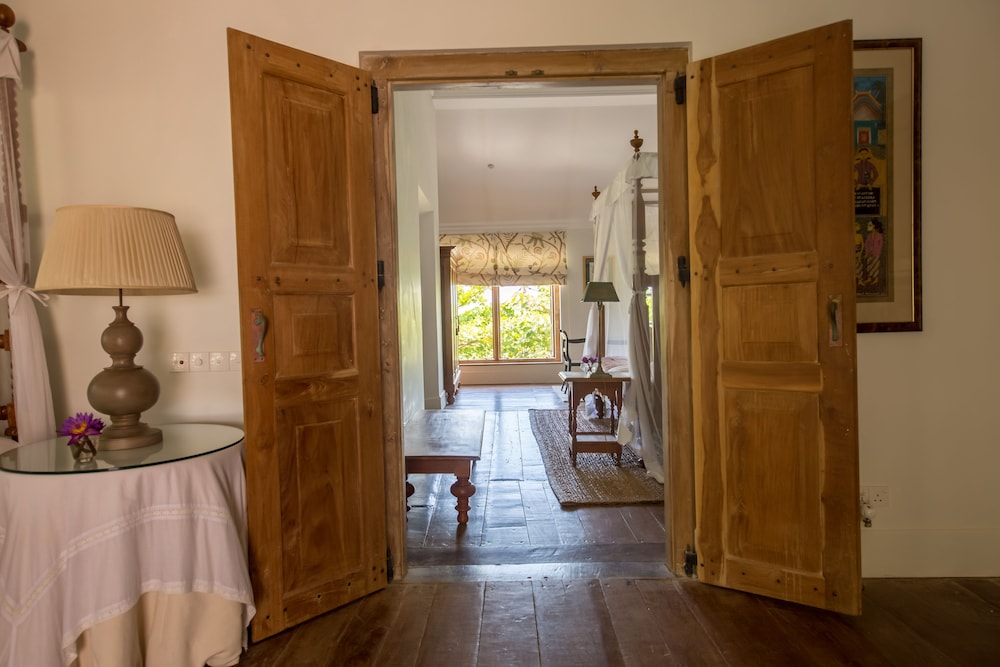 Taru Villas Rampart Street 47/50