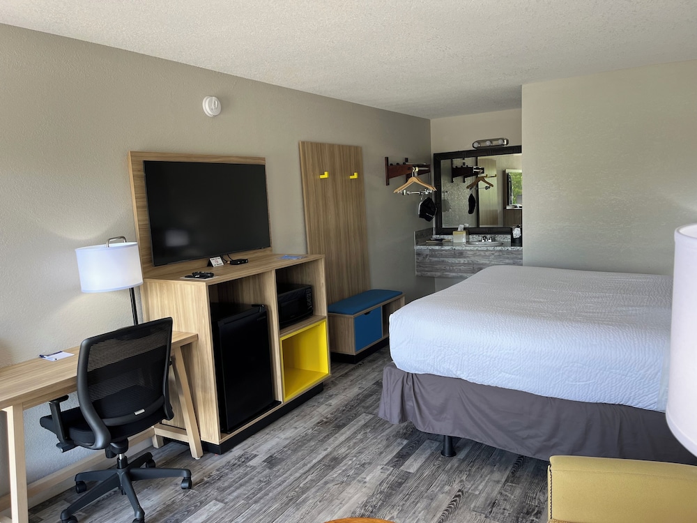 Days Inn by Wyndham Branson Ozarks 52/65
