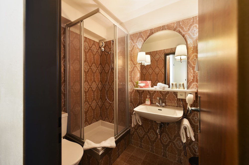 Schlosshotel - Self Check-In Hotel am Schlosspark 44/47