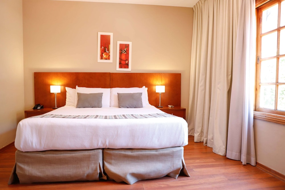 Howard Johnson by Wyndham Escobar Hotel 23/40