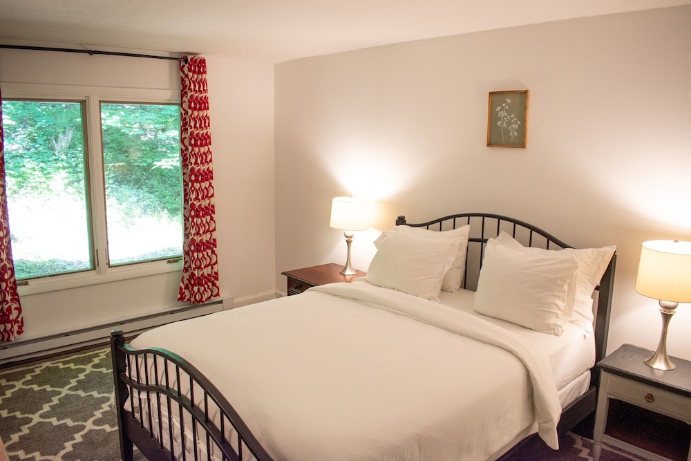 Lodge, Queen Bed, Woods View, Separate Building