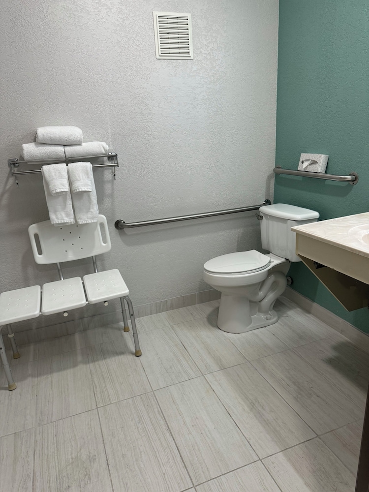غرفة بسرير كينج لذوي الإعاقة، Wingate By Wyndham Sioux City 7/10