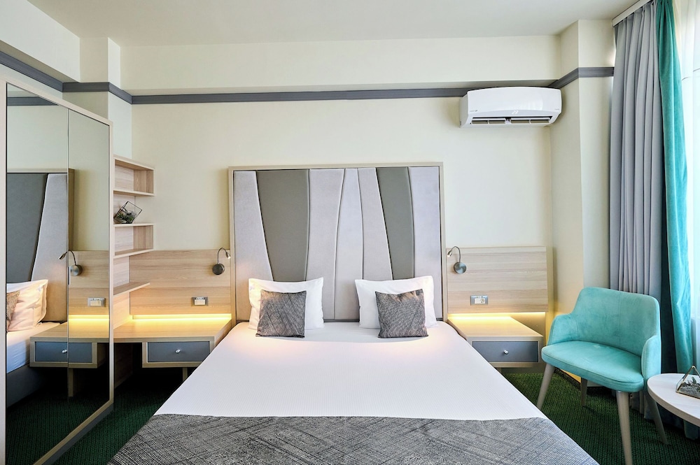 Malibu Hotel 12/50